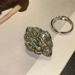 Anillo de diamantes nuevo para mujer en oro blanco de 9-18K — Corte esmeralda cuadrado certificado por IGI, con detalles de piedras redondas cultivadas en laboratorio. - Product Image 4