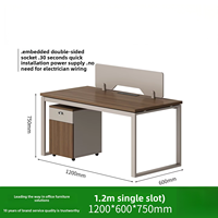 Poste de travail de bureau moderne et simple avec écran, chaise de personnel, combinaison 2/4/6 places