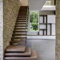 Escalier droit de style loft industriel, structure en acier apparente avec marches en bois