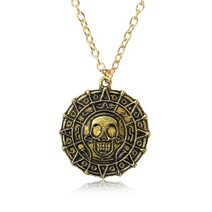 Collana <span class=keywords><strong>Pirati</strong></span> <span class=keywords><strong>dei</strong></span> Caraibi in Oro, Collana da Uomo con Ciondolo a Forma di Teschio - Product Image 1