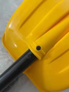 Mango de metal largo con agarre D, pala cuadrada de extracción de nieve con cabezal de plástico portátil 3 - Product Image 4