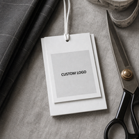Étiquettes suspendues en papier blanc imprimées sur mesure avec logo imprimé et cordon en coton pour présentoirs de vêtements de marque