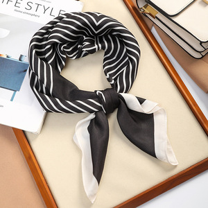 Écharpes carrées élégantes pour femmes fabriquées par le fabricant, 70 cm/27 pouces, imprimé numérique design, marque de luxe personnalisée, attaches pour cheveux en soie - Product Image 4
