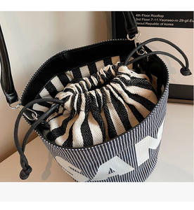 Combinaison de sac seau à lettres à la mode et de sac à cordon rayé, style décontracté et polyvalent - Product Image 5