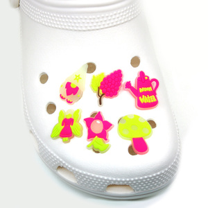 HYB kuaji รองเท้าออกแคมป์รูปผีเสื้อสำหรับฤดูใบไม้ร่วงและใบไม้ร่วงของตกแต่งรองเท้ากลางแจ้งนำ2D มีเสน่ห์ของดีไซเนอร์รองเท้าตามสั่งที่มีสเน่ห์ - Product Image 3