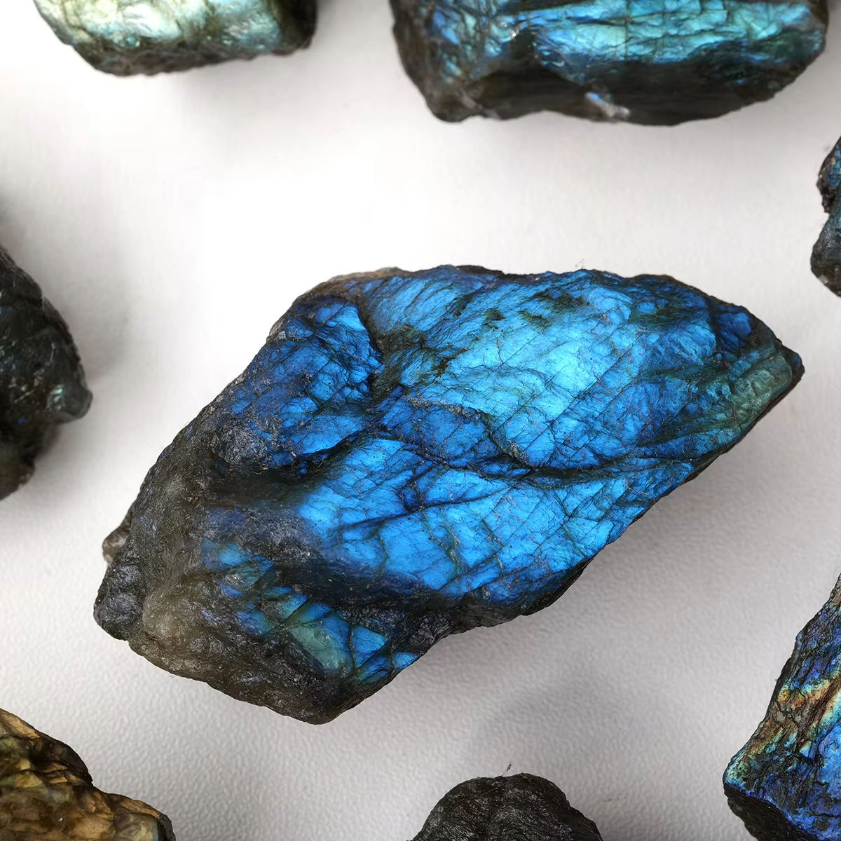 หินลาบราโดไรต์ดิบ สีสันสดใส ความเข้มสูง