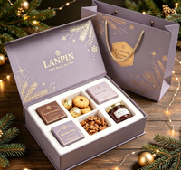 Panier-cadeau de Noël de luxe en carton rigide avec estampage doré, motif flocon de neige et étoile, et insert plateau blister pour emballage de snacks