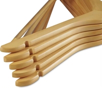 Vente en gros de cintres avec logo personnalisé cintres ménagers en bois antidérapants pour la présentation des vêtements