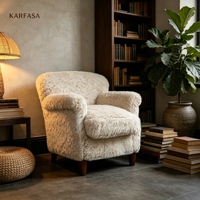 Fauteuil en polaire Teddy, blanc crème, style scandinave confortable, accoudoirs roulés, pieds en bois, salon, chambre à coucher