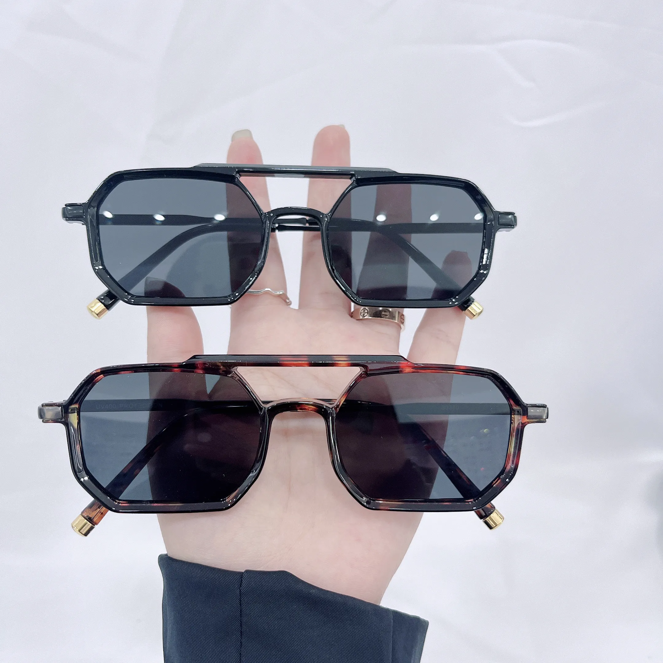 2024 özelleştirilmiş Retro leopar desen siyah açık güneş gözlüğü çift ışın küçük kutu kişiselleştirilmiş çerçeve ayak tasarım erkekler kadınlar