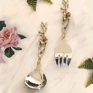 Ensemble de couverts de table de dernière génération avec manche doré de style floral, en acier inoxydable, à vendre - Product Image 1