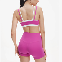 Ensemble 2 pièces tendance : Haut de sport froncé superposé pour femme et short taille haute sculptant, idéal pour le fitness et le Pilates, avec rembourrage frontal
