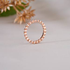 Bague d'éternité moderne en or rose 14 carats avec moissanite taille ronde, sertie élégante, pour femme, bijou minimaliste à superposer - Product Image 4