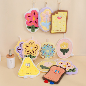 Paño de cocina colgante absorbente de forro polar coral con diseño de flores de dibujos animados, ideal para limpiar manos y fregar. - Product Image 2