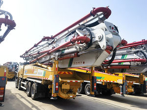 XCMG Machine à béton officielle HB62V 62m pompe à flèche en béton montée sur <span class=keywords><strong>camion</strong></span> à moteur diesel d'occasion - Product Image 4