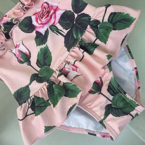 Nouvelle Collection Maillots de Bain Enfant : Maillot de Bain Une Pièce à Volants de Luxe pour Fille, Marque de Créateur Renommée, Maillot de Bain Familial de Marque Célèbre - Product Image 6