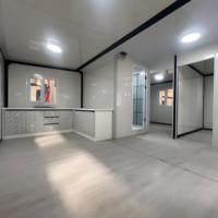 Maison conteneur modulaire de 30 pieds avec panneau mural étanche à cadre personnalisé, aménagement intérieur flexible, double aile inclinée, appartement/hôtel/villa