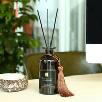 Diffuseur à bâtonnets en fibre avec emballage personnalisé de luxe, plusieurs senteurs, bouteille en verre 200 ml et décorations à pompons