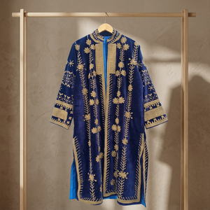 Manteau long en velours bleu marine fait main sur mesure, avec des motifs floraux dorés et des appliques géométriques - Product Image 1