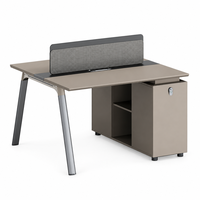 Poste de travail modulaire moderne pour employés avec écran de confidentialité, armoire de rangement, étagères ouvertes et pieds en métal pour bureaux ouverts