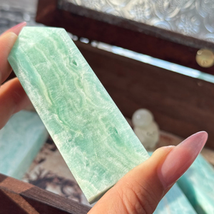 Venta al por mayor de torre de hemimorfita azul natural de alta calidad, pulida en cuatro lados, piedra en bruto, punta de cristal drusa para decoración del hogar - Product Image 2