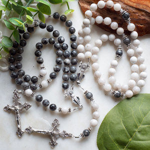   Conjunto de Rosário com Medalha Crucifixo e Contas de Pedra para Noivos, Presente para Casamento Católico - Product Image 1