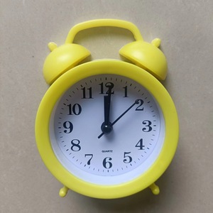 Reloj despertador con movimiento de cuarzo, diseño minimalista de plástico, funciona con pilas, para estudiantes y niños, uso en el regreso a clases - Product Image 2