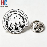Broche Gótico de Metal Esmaltado Moderno Personalizado de Fábrica con 20 Años de Experiencia, con Diseño 'Dios no permite que las mujeres tengan hobbies' para Coven de Brujas