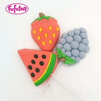 Sucettes de bonbons en forme de marseille, fruits, fraise, raisin, pastèque