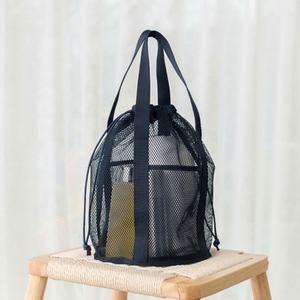 Vente en gros de sacs de toilette en maille en polyester de grande capacité avec cordon de serrage vert avec logo personnalisé design pliable de voyage à la mode - Product Image 2