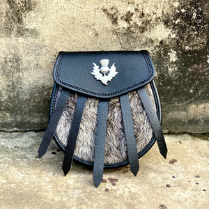 Sporran écossais en cuir noir de qualité supérieure avec emblème de chardon en fourrure naturelle sur le devant et franges décoratives en cuir - Product Image 5