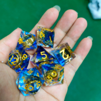 Dés à jouer D&D à noyau liquide, un ensemble complet de dés D&D liquides avec sac en velours, dés polyédriques transparents à bords nets, dés magiques dorés en forme d'anneau
