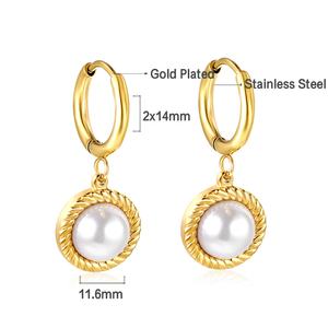 Nuevo Diseño, Pendientes de Aro Modernos para Mujer, Perlas Blancas Redondas, Clásicos, Chapados en Oro de 18K, Acero Inoxidable - Product Image 2