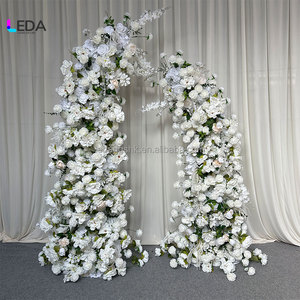 Arche de fleurs en soie LEDA faite à la main, roses blanches douces et herbe verte, pour mariages, fêtes et propositions de mariage - Product Image 1