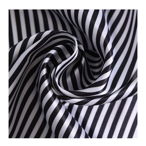 Tela de bufandas sedosas de satén brillante con estampado de rayas de cebra en blanco y negro - Product Image 1