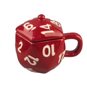 L Critical Hit D20 Tasse à café en céramique de couleur rouge avec numéro de conception 3D avec couvercle pour le petit-déjeuner, les boissons ou les cadeaux. - Product Image 3