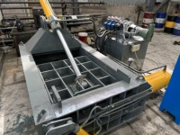 Presse hydraulique horizontale automatique pour le recyclage de la ferraille et de l'aluminium.