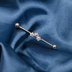 Pendiente industrial de titanio de 14g con circonita marquise en forma de hoja y flor, con rosca, para perforación de oreja, venta al por mayor en stock - Product Image 6
