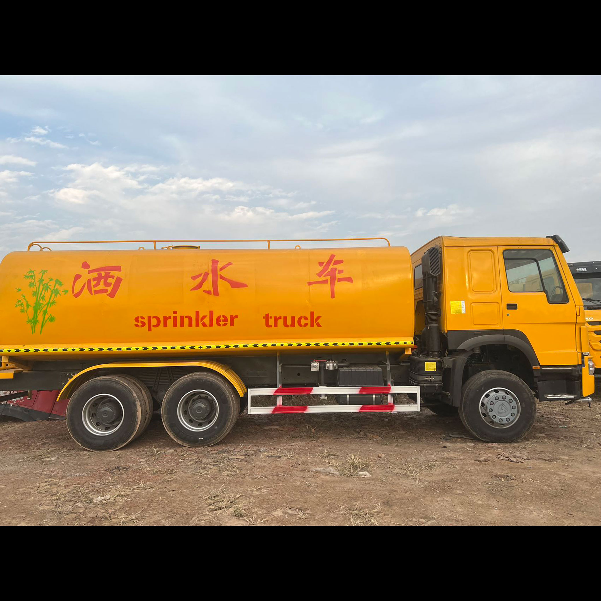 Howo 371/375 HP 6X4 Yellow Sanitation Machinery Water Sprinkler Truck Efficient Diesel Fuel Watering Cart Core Engine Component