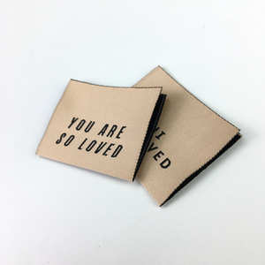 Logo Thương Hiệu Tùy Chỉnh Giá Rẻ 100% Polyester Nhãn Dệt May Quần Áo Gấp Trung Tâm - Product Image 5