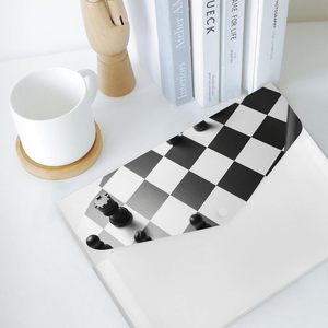 Thư mục cờ vua mở rộng 6 túi với nút chụp và thiết kế bàn cờ đen trắng, thích hợp cho văn phòng và du lịch tại nhà. - Product Image 3
