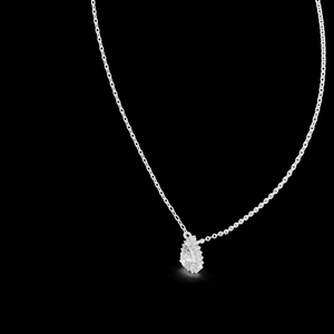 จี้เพชรรูปลูกแพร์สีทองหรูหราพร้อมเพชรระยิบระยับและการออกแบบที่หรูหราเหนือกาลเวลาสำหรับงานแต่งงานและวันครบรอบ - Product Image 4