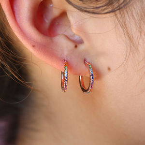Boucles d'oreilles mini créoles tendance en or rose, design mignon, multicolores, arc-en-ciel, avec zircone cubique - Product Image 1