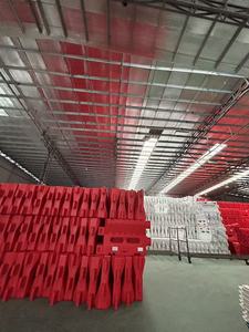 Barrera de Tráfico de HDPE de Tres Orificios Rellenable con Agua, Nueva Barrera de Seguridad Vial de Plástico Virgen con Agua, Anticolisión para Construcción - Product Image 3