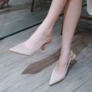 Chaussures à talons hauts en velours rétro avec bout rond et bande élastique pour femmes, idéales pour les soirées à thème vintage et le port quotidien - Product Image 1