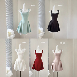 Abito da donna rosso con scollo quadrato, spalline, vestibilità slim, vita alta, linea ad A, nuovo stile francese, di nicchia, di alta gamma, vintage, estivo, per Natale - Product Image 2