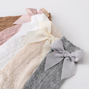 Ensembles OEM pour bébé fille et tout-petit : chaussettes de cheville en coton tricoté respirant et bandeaux décontractés à nœud, écologiques, vente en gros en vrac pour l'automne - Product Image 4