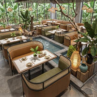 Ensemble de mobilier commercial moderne : table, chaises, canapé sectionnel confortable en bois, métal et cuir, facile à nettoyer, pour restaurant