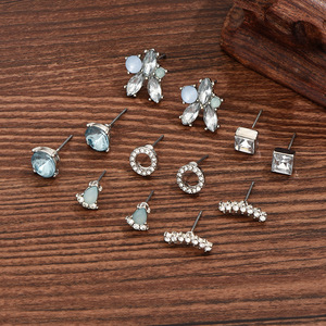 Ensemble de douze boucles d'oreilles géométriques douces, élégantes et charmantes, en forme de fleurs carrées et rondes, petites et polyvalentes - Product Image 1