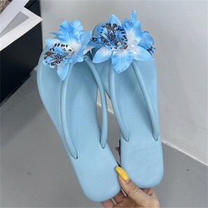 Sandales plates à bout ouvert pour femmes, antidérapantes, semelle extérieure en TPU, respirantes, douces et confortables, avec motif floral tendance, grandes tailles - Product Image 2